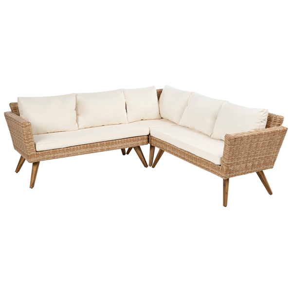 L-förmiges Garten-Lounge-Sofa aus Geflecht mit Holzbeinen und cremefarbenen Kissen.
