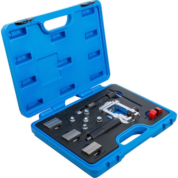 Spielturm aus Holz mit Spielhaus, Rutsche, Schaukeln, Kletterwand und Strickleiter für den Garten.