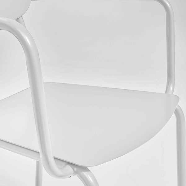 Nahaufnahme eines weißen Metallstuhls mit glatter Sitzfläche und gebogenen Armlehnen.
