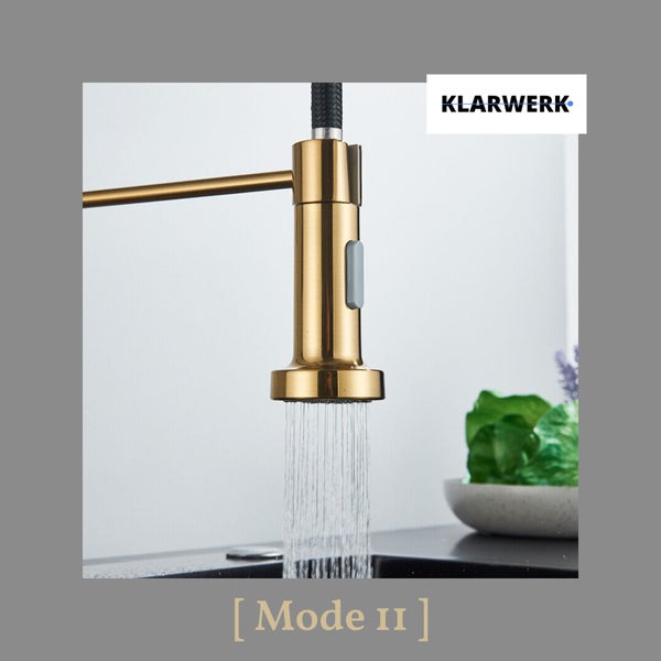 Klarwerk Küchenarmatur Brausekopf mit aktivem Wasserstrahl im Brausemodus und Klarwerk Logo