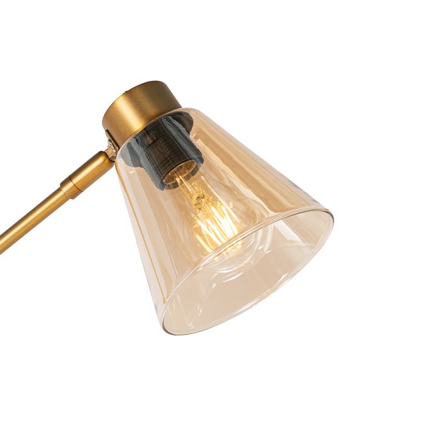 Nahaufnahme einer goldenen Lampe mit Glasschirm