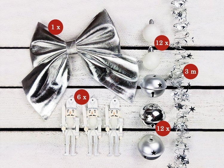 Weihnachtsbaumschmuck Set bestehend aus einer Schleife, zwölf Christbaumkugeln, zwölf Glöckchen und drei Meter Lametta mit Nussknacker Anhängern