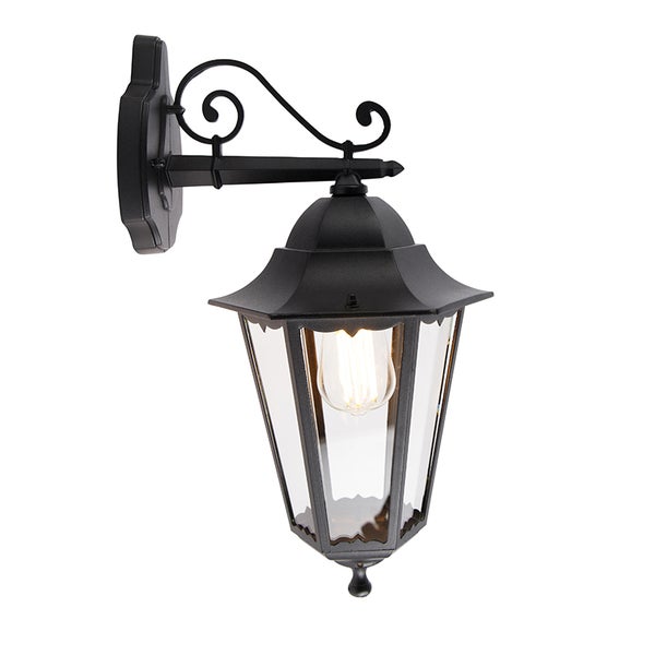 Klassische Außenwandleuchte in Laternenform aus schwarzem Metall mit klaren Glasscheiben und dekorativen Verzierungen am Wandarm.