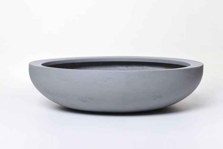 Flache runde Pflanzschale in Beton-Optik aus grauem Verbundmaterial für den Innen- und Außenbereich.
