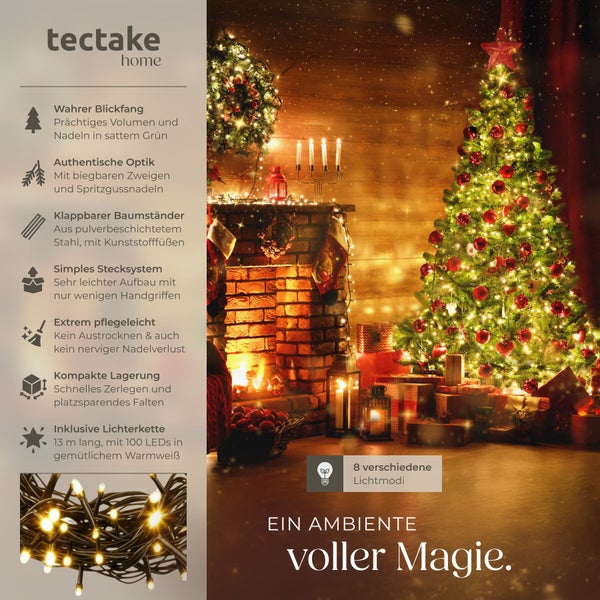 Weihnachtsbaum mit Lichterkette und Dekoration vor einem Kamin in einem festlich geschmückten Wohnzimmer.