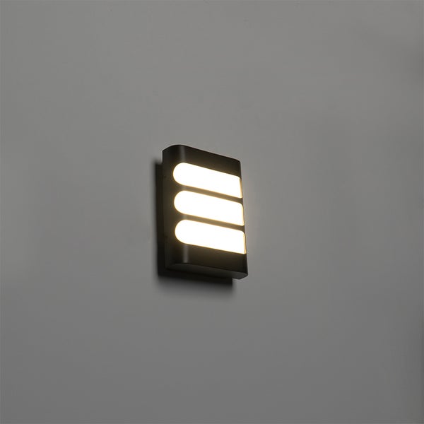 Moderne LED-Außenwandleuchte aus schwarzem Metall mit drei horizontalen Lichtsegmenten.