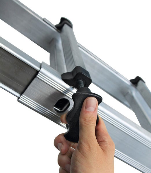 Hand, die Schraube an Aluminiumleiter festzieht