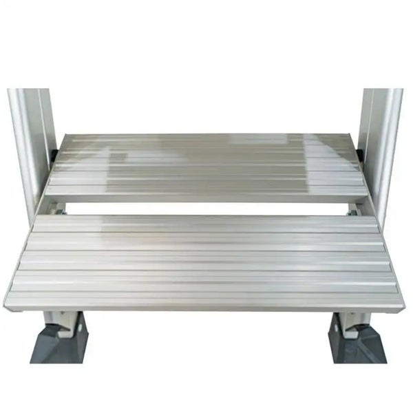 Zwei Stufen einer Aluminiumleiter mit geriffelter, rutschhemmender Oberfläche für sicheren Halt.