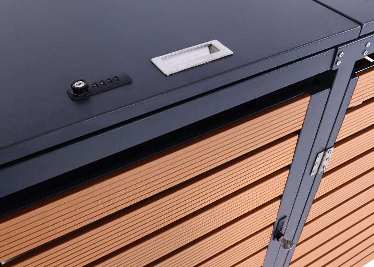 Detailansicht eines Geräteschranks mit Schloss und Griff