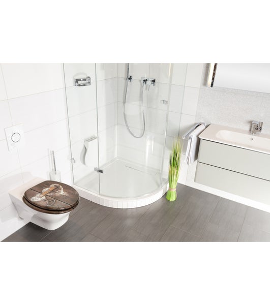 Modernes, helles Badezimmer mit Wand-WC, einer Glas-Duschkabine und einem Waschtisch mit Waschbecken, weiße Fliesen und dunkler Boden.