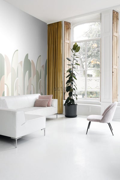 Heller Wohnraum mit Sofa, Stuhl, Zimmerpflanze, Vorhang und gemusterter Wand