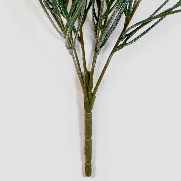 Künstlicher Dekozweig aus Kunststoff in Grün für Gestecke und Dekoration.