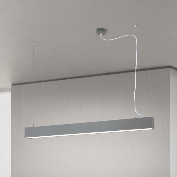 Rechteckige LED-Hängeleuchte an der Decke