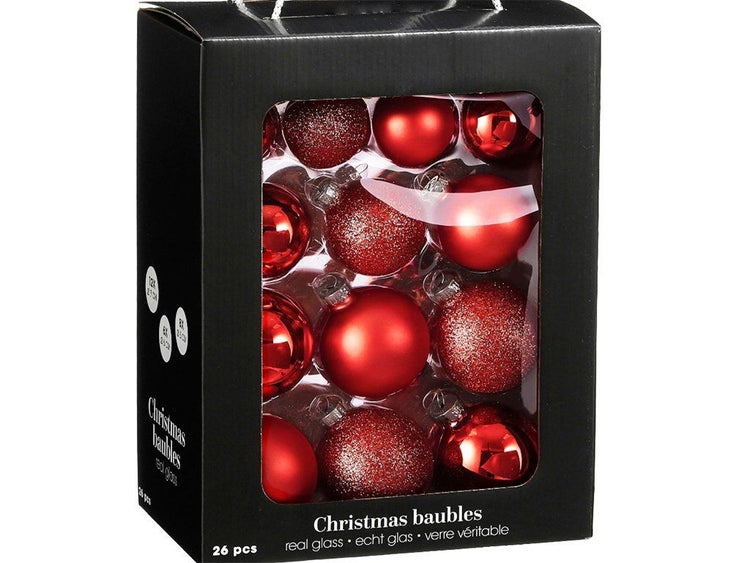 Set mit 26 Weihnachtsbaumkugeln aus Glas in verschiedenen Ausführungen und Größen in einer Verpackung.