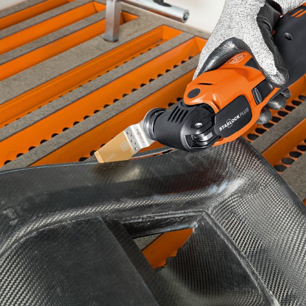 Möbelscharnier an einer Holztür befestigt