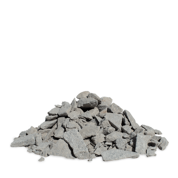 Haufen aus grauen Bruchsteinen für Gartenbau und Wegebau.