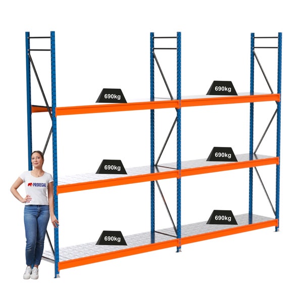 Stahlregal mit drei Ebenen und einer maximalen Belastbarkeit von 690 Kilogramm pro Ebene.