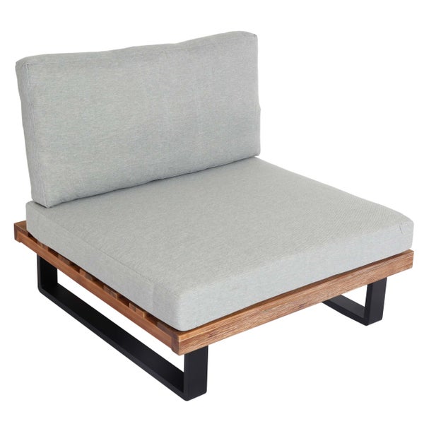 Garten-Lounge-Mittelteil mit Holzgestell, schwarzen Metallfüßen sowie grauen Sitz- und Rückenkissen.