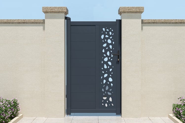 Modernes Gartentor aus Aluminium in Anthrazit mit dekorativem Lochmuster, montiert zwischen zwei hellen Mauerpfosten.