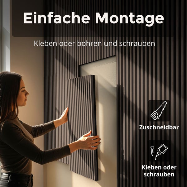 Eine Frau montiert ein zuschneidbares Akustikpaneel an einer Wand durch Kleben oder Schrauben. Einfache Montage.