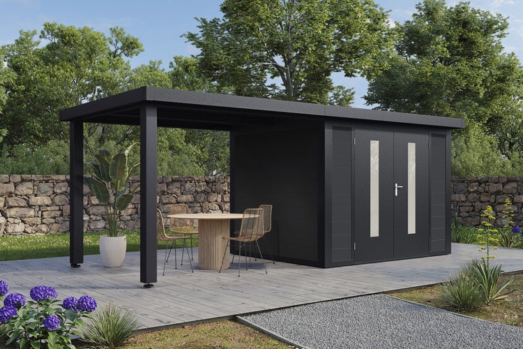 Modernes Gartenhaus mit integriertem überdachtem Sitzbereich auf einer Holzterrasse im Garten.