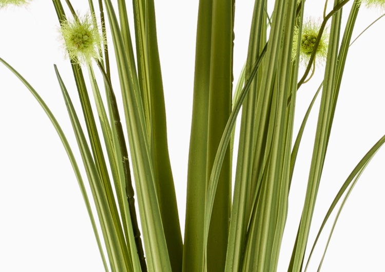 Künstliche Hängeweide im schwarzen Topf mit gedrehtem Stamm und langen grünen Blättern.