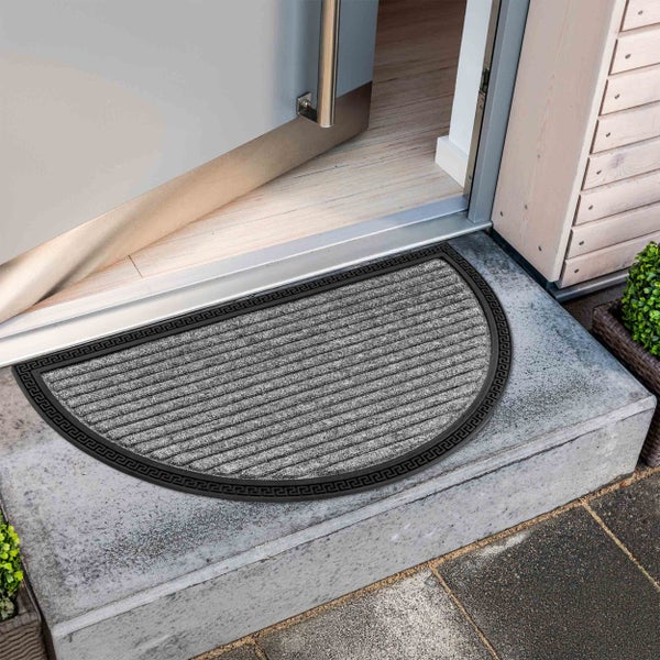 Halbrunde Fußmatte vor einer offenen Tür