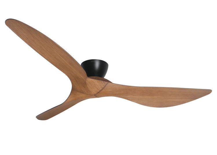Deckenventilator Lucci Air mit drei geschwungenen Rotorblättern in Holzoptik und einem runden Motorgehäuse
