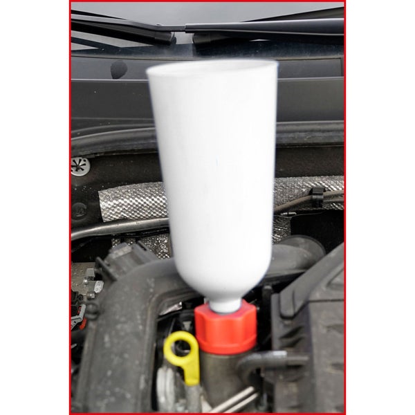 Motorraum mit Trichter zum Einfüllen von Flüssigkeiten