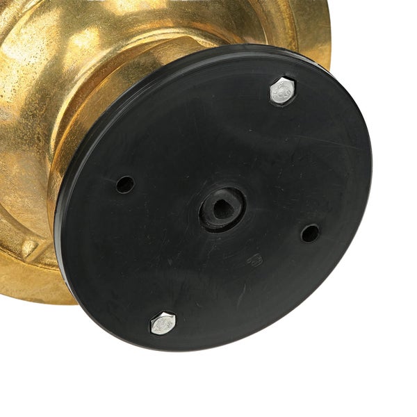 Detailaufnahme eines Sanitärinstallationsstücks mit schwarzer Kunststoffabdeckung und Schrauben