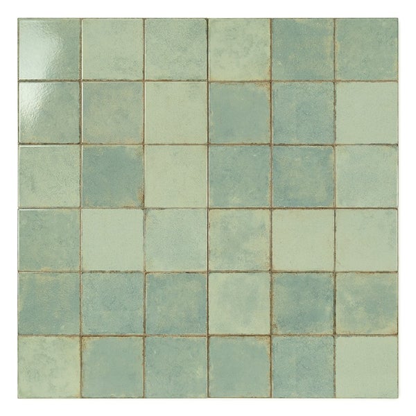 Quadratische Wandfliesen mit glänzender, strukturierter Oberfläche in einem Muster aus verschiedenen hellen und dunklen Nuancen.