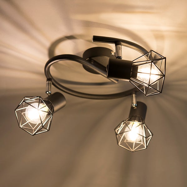 Deckenleuchte mit drei Leuchten und geometrischen Lampenschirmen