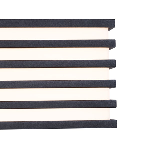 Detail einer modernen Außenwandleuchte mit horizontalen Lamellen und weißem Diffusor.