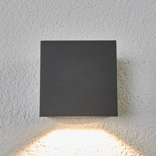 Quadratische anthrazitfarbene Außenwandleuchte mit nach unten gerichtetem Lichtstrahl.