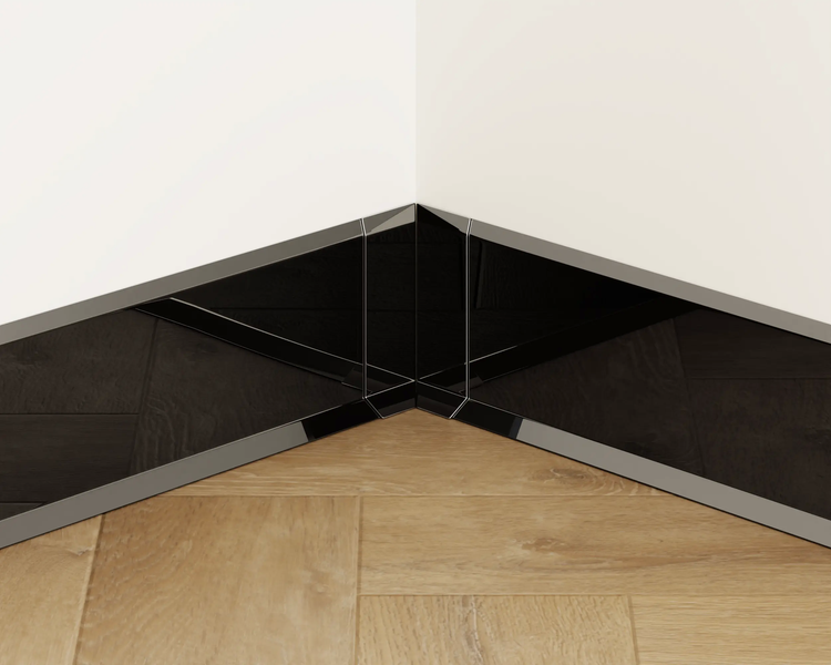 Eckansicht eines Raumes mit Laminatboden und Sockelleisten