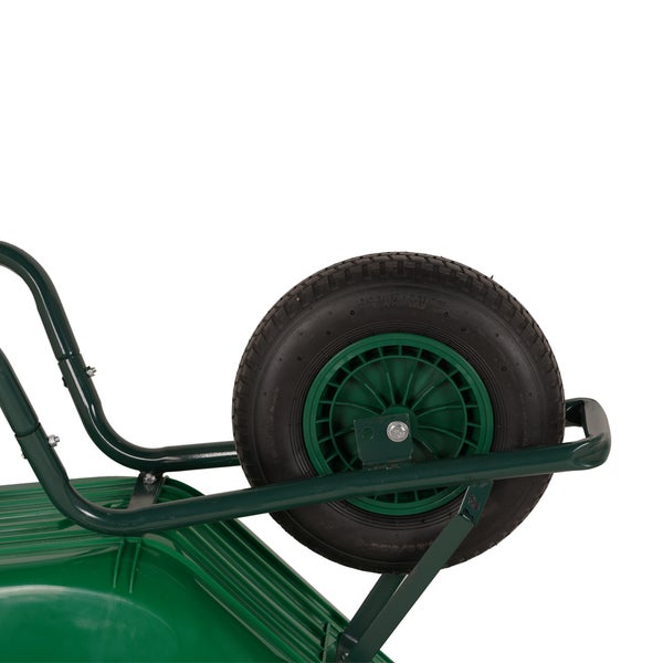 Detailaufnahme eines grünen Schubkarrenrads.
