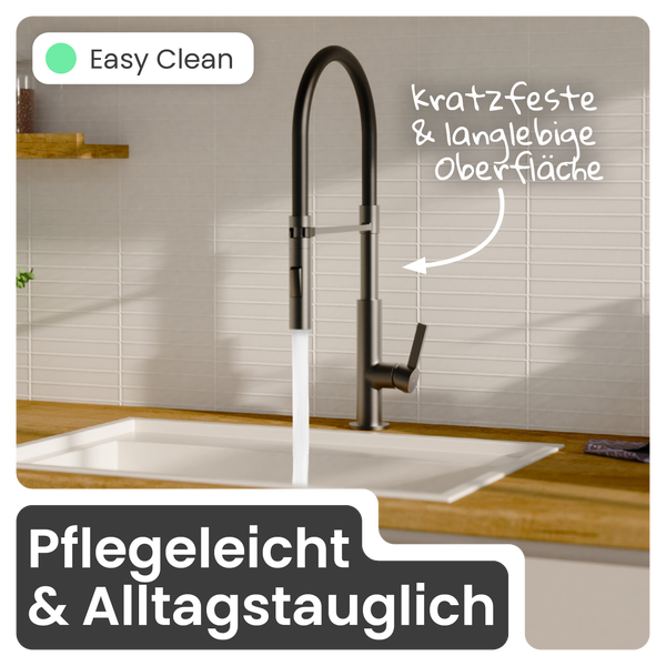 Moderne Küchenarmatur mit hohem Bogenauslauf und Brause in einer Spüle mit fließendem Wasser. Kratzfeste Oberfläche und pflegeleicht.