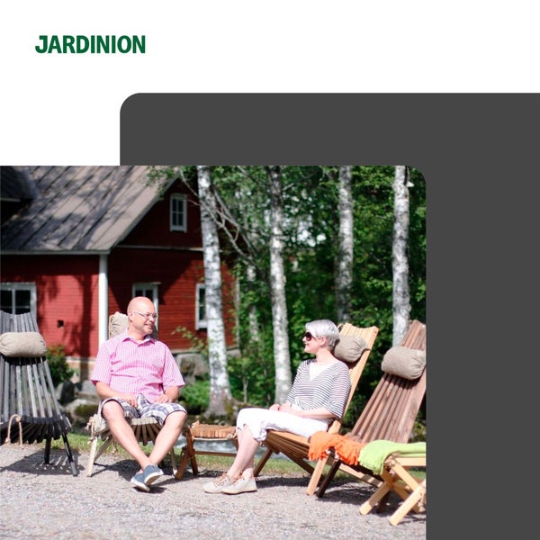 Jardinion Logo über einer Szene mit zwei Personen in Gartenstühlen aus Holzlatten vor einem roten Haus und Birken.