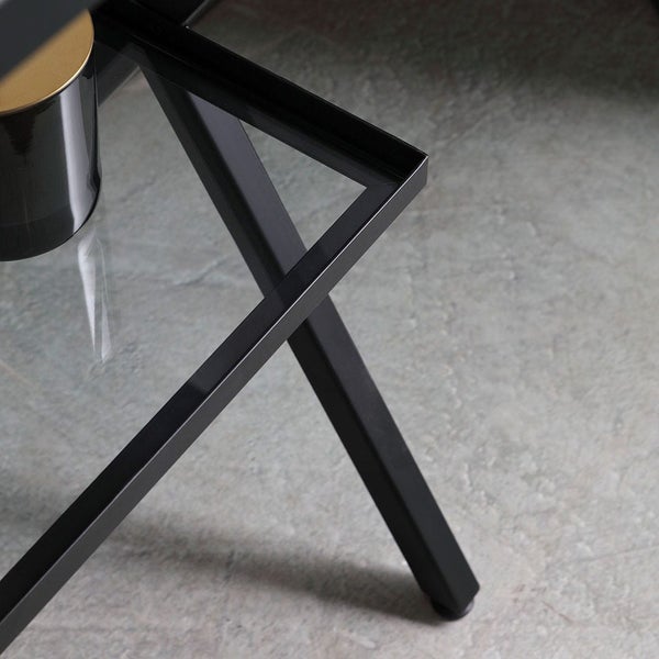 Detailansicht eines Beistelltisches mit Glasplatte und Metallgestell