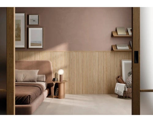 Modernes Schlafzimmer mit Akustikpaneelen aus vertikalen Holzlamellen, einem gepolsterten Bett und einer Tischleuchte auf einem Beistelltisch.