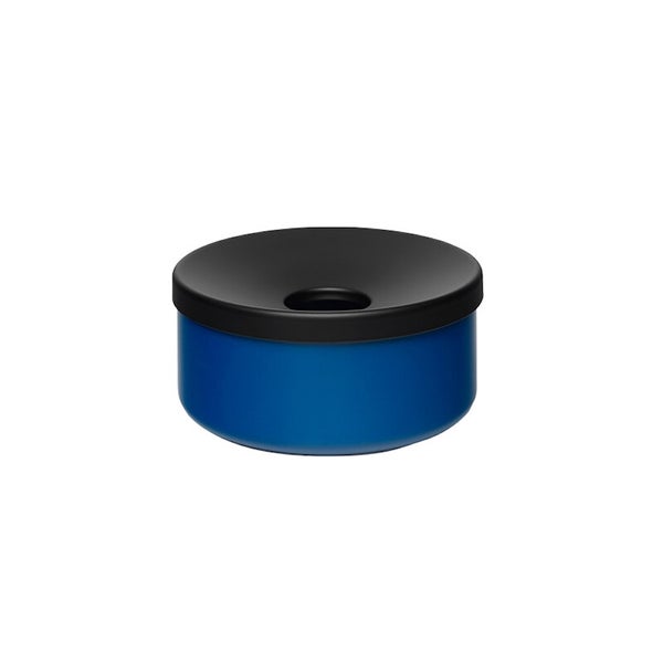 Runder blauer Aschenbecher mit schwarzem Deckel.