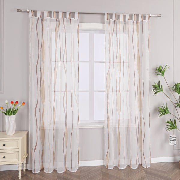 Dekorative, transparente Gardine mit Schlaufenaufhängung vor einem Fenster.
