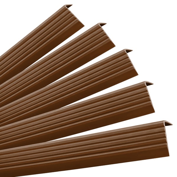 Mehrere braune Sockelleisten aus Kunststoff