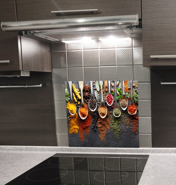 Küchenrückwand mit Gewürzmotiv über einem Kochfeld
