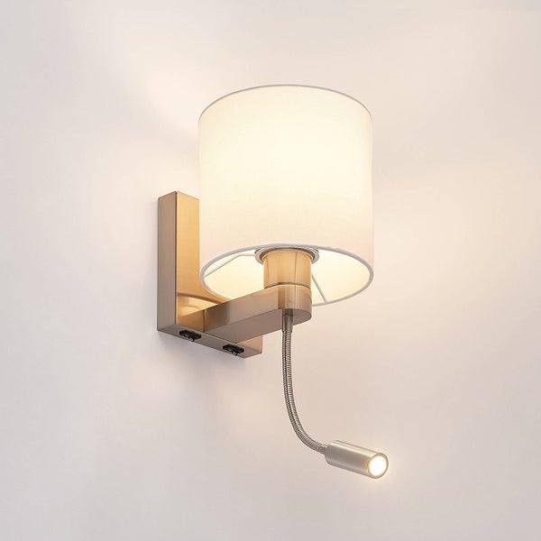 Wandleuchte mit weißem Textilschirm und flexiblem LED-Lesearm, Messing-Optik, mit zwei Schaltern.