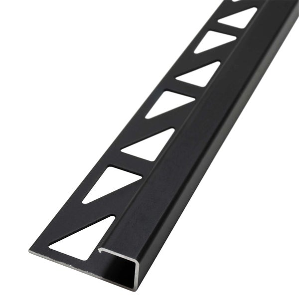 Fliesenschiene Quadratprofil aus Aluminium in Schwarz mit dreieckigen Ausstanzungen zur Verankerung.