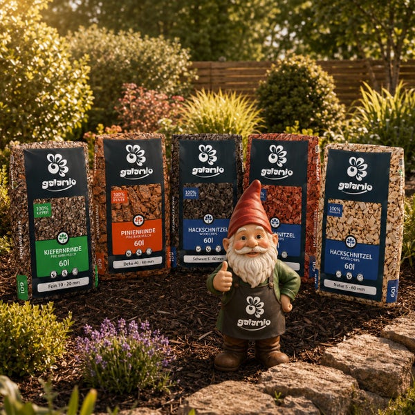 Galamio Gartendekoration und Rindenmulch Produkte präsentiert von einem Gartenzwerg im Garten.