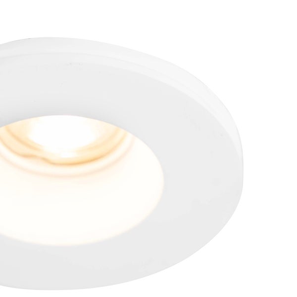 Runder LED-Einbaustrahler in Weiß, eingeschaltet mit warmweißem Licht.
