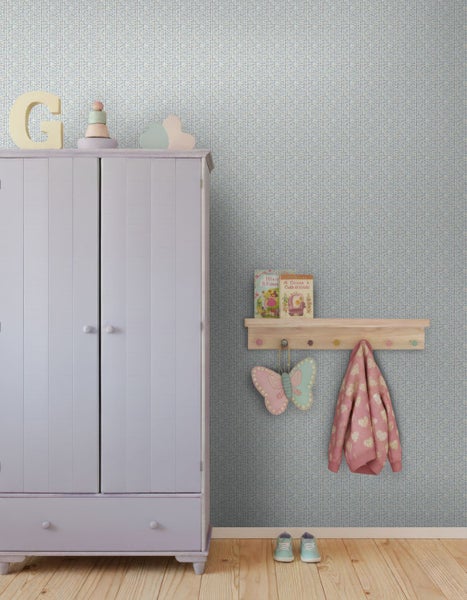 Helles Kinderzimmer mit Tapete im Fischgrätenmuster, einem hellvioletten Kleiderschrank und einem Wandregal aus Holz. Aufgeräumte Atmosphäre.