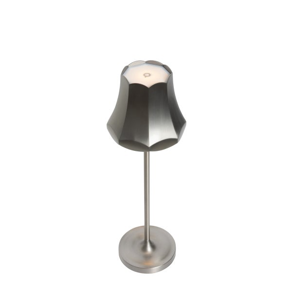 Moderne Tischleuchte aus silberfarbenem Metall mit facettiertem Schirm und schlankem Standfuß.